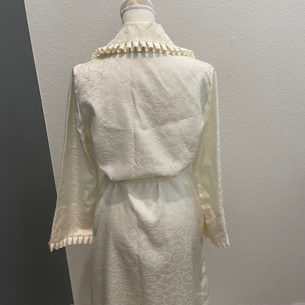 Vintage Ariel Late 80's Ivory Robe/House Coat with Scroll Pattern - Picture 4 of 9